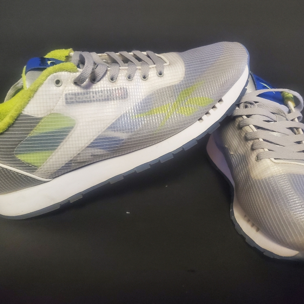 Tennis shoes